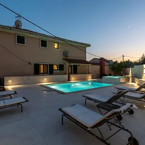  Apartament Lavandula With Heated Swimming Pool Chorwacja